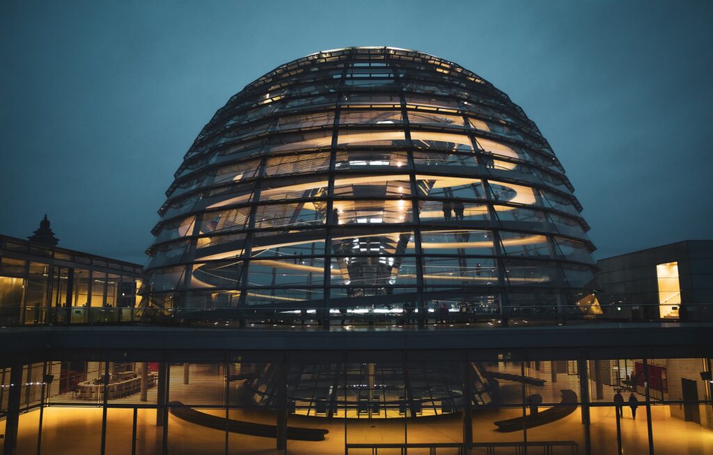 Kuppel des Reichstags im Abendlicht, von innen beleuchtet.